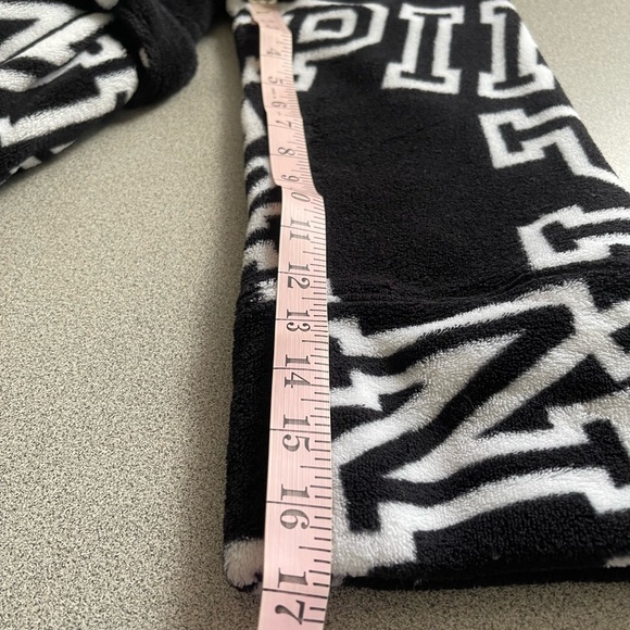 Pink V/S Black & White Plush Robe Size Xs/S - Picture 9 of 10